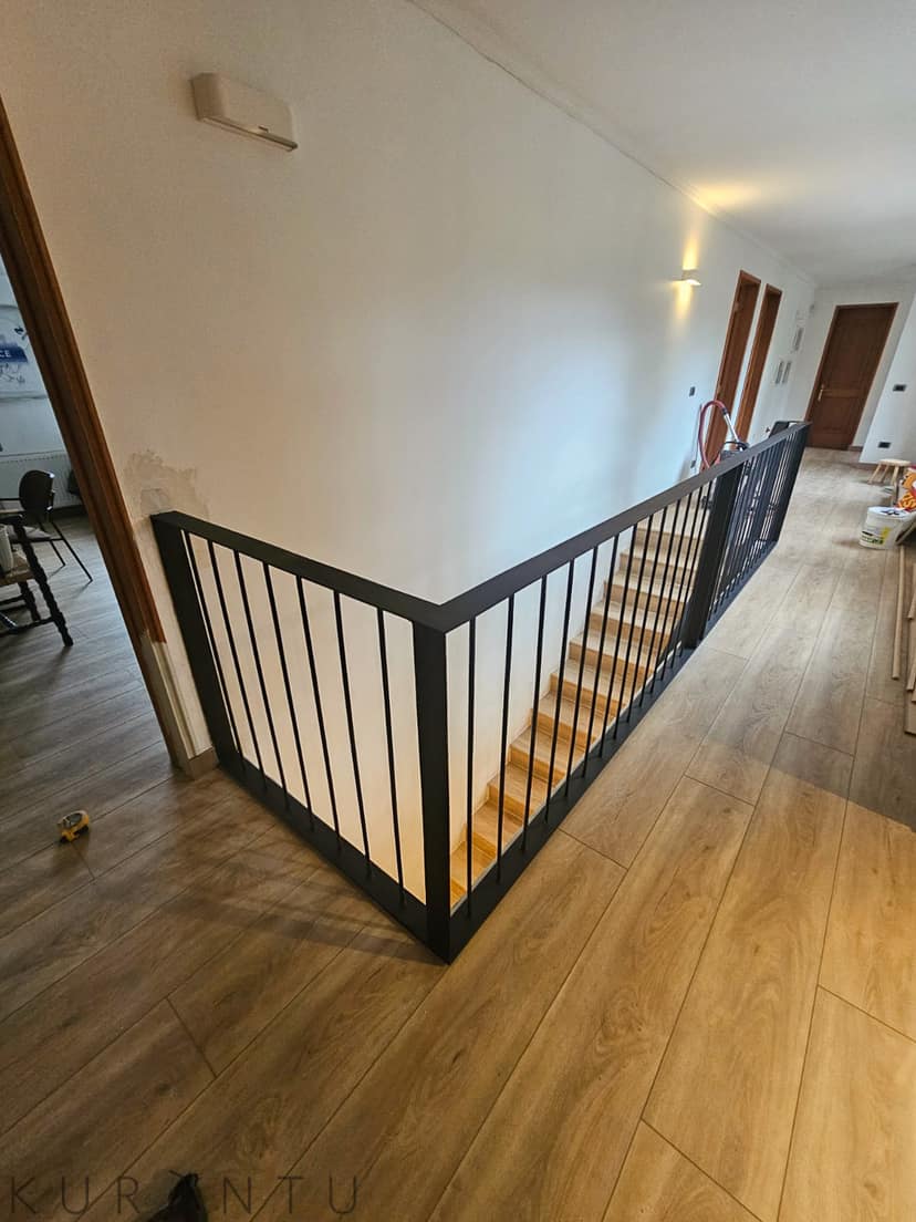 Remodelación LP — Escala · baranda y piso (después)