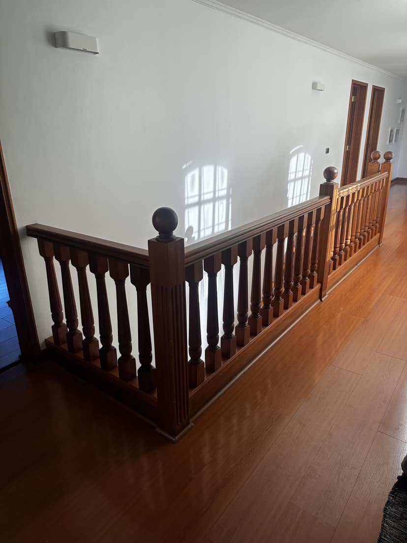 Remodelación LP — Escala · baranda y piso (antes)