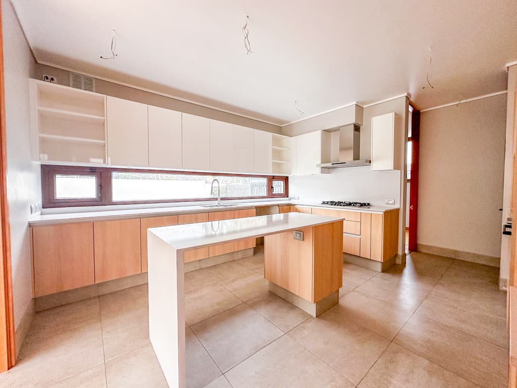 Cocina a medida construida por Kurantu en La Dehesa, Santiago