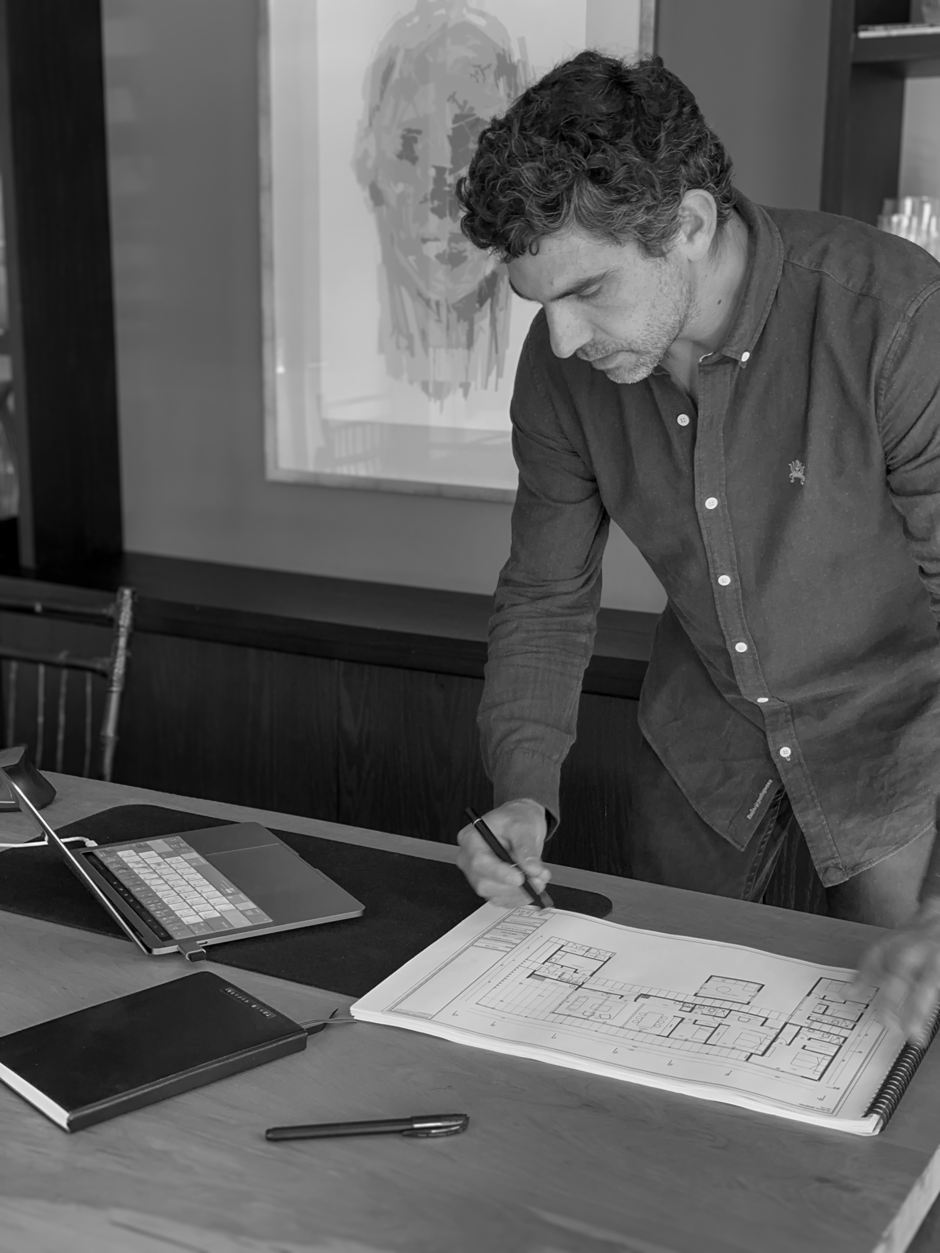 Tomás revisando planos